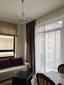 un soggiorno con un divano e una finestra di Apartment Vilnius Old Town a Vilnius