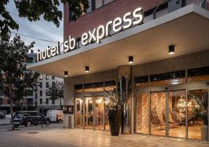un negozio di fronte con un cartello che legge l'esperienza dell'hotel di Hotel SB Express Tarragona a Tarragona