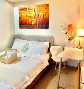 Ένα ή περισσότερα κρεβάτια σε δωμάτιο στο Cozy 1bedroom in Uptown Parksuites ,BGC