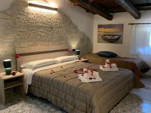 een slaapkamer met 2 bedden en schoenen erop bij Villa Anna GuestHouse in Brindisi