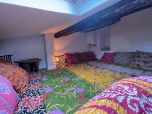 a room with two beds and a couch at Duplex Atelier / coeur de Lourmarin in Lourmarin
