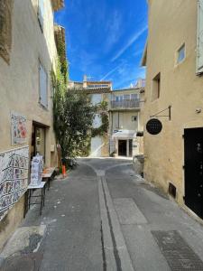 an empty street in an alley between two buildings at Duplex Atelier / coeur de Lourmarin in Lourmarin