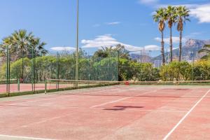 um campo de ténis com palmeiras ao fundo em Turmalina 45b em Calpe