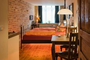 um quarto com duas camas e uma mesa e uma mesa sidx sidx sidx em Hotel Haase em Lübeck
