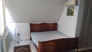 ein kleines Schlafzimmer mit einem Bett in einem kleinen Zimmer in der Unterkunft SUBASA GREEN GARDEN in Szeged