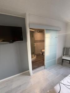 TV a/nebo společenská místnost v ubytování Le Glandasse