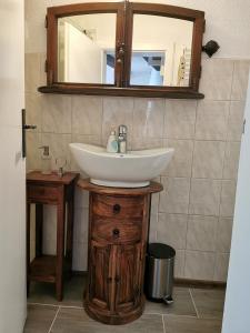 uma casa de banho com um lavatório e um espelho em 300 Jahre altes Haus in der historischen Altstadt em Arnsberg