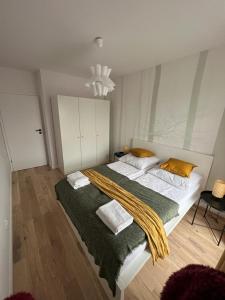 Un dormitorio con una cama grande con almohadas. en Apartamenty Akademicka przy Onkologii 2, en Bydgoszcz