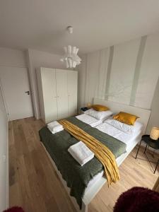 Posteľ alebo postele v izbe v ubytovaní Apartamenty Akademicka przy Onkologii 2