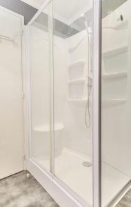 カンヌにあるLovely One bedroom Colonyの白いバスルーム(ガラス張りのシャワーブース付)