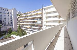 einen Balkon mit Blick auf ein großes Apartmenthaus in der Unterkunft Lovely One bedroom Colony in Cannes