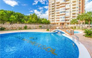 einem Pool vor einem großen Gebäude in der Unterkunft Gorgeous Apartment In Benidorm With Outdoor Swimming Pool in Benidorm