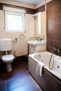 uma casa de banho com um WC, uma banheira e um lavatório. em Villa Monako 2000 em Medjugorje
