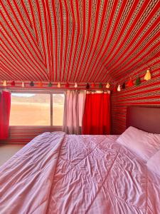 Llit o llits en una habitació de Wadi Rum Silk Road Camp