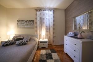 una camera con due letti, un comò e una finestra di New renovated appartment Mauri a Poreč (Parenzo)