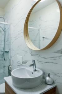 bagno bianco con lavandino e specchio di New renovated appartment Mauri a Poreč (Parenzo)