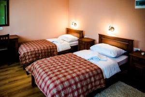 una habitación de hotel con 2 camas en una habitación en Villa Monako 2000, en Međugorje
