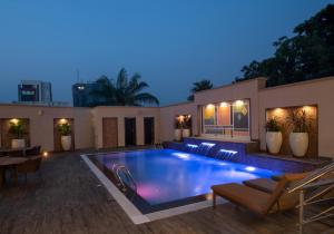 una piscina en el patio trasero de una casa en The White Orchid Hotel, en Lagos