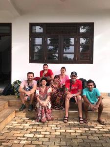 een groep mensen die op een bank zitten bij Villa Rukaththana UNAKURUWA in Tangalle