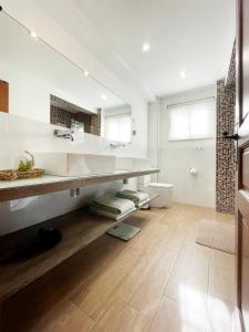a bathroom with a large sink and a toilet at MalagadeVacaciones - Casa pulpo in Málaga