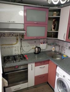 a small kitchen with a stove and a sink at Apartament cu 2 odai in chirie or.Soroca in Soroca