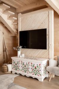 Televízia a/alebo spoločenská miestnosť v ubytovaní Osada Roztoki - Luxury Chalets