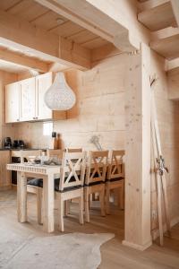 Kuchyňa alebo kuchynka v ubytovaní Osada Roztoki - Luxury Chalets