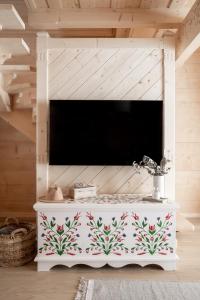 Televízia a/alebo spoločenská miestnosť v ubytovaní Osada Roztoki - Luxury Chalets