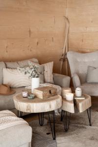 Posedenie v ubytovaní Osada Roztoki - Luxury Chalets
