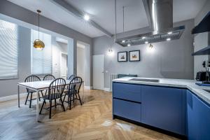 a kitchen and dining room with a table and chairs at Hs4U Ricasoli Luxury apartment near Duomo N. 3 in Florence