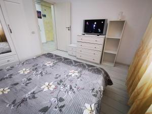 Un pat sau paturi într-o cameră la White Apartment