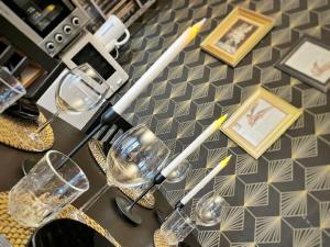 ロンヴィックにあるNEW - Bat'Appart - DIJON - Insoliteのワイングラスとキャンドルが置かれたテーブル