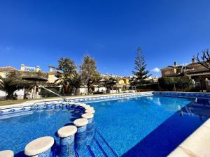 una gran piscina con taburetes alrededor en Relaxing Sea Views by Gloove, en Alicante