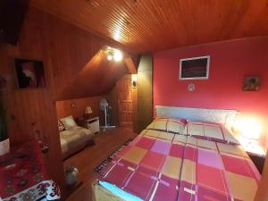 フォニョードにあるSzőke Nyaralóのカラフルなベッドが備わるベッドルーム1室が備わります。