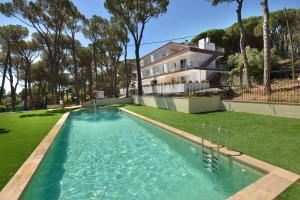 una piscina frente a una casa en Mas Vermey nº 3, en Calella de Palafrugell