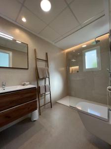 y baño con lavabo, bañera y espejo. en Moderne Finca in Strandnähe, en Orihuela