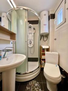 a bathroom with a shower and a toilet and a sink at Hilltop Lodge Orma in Orma