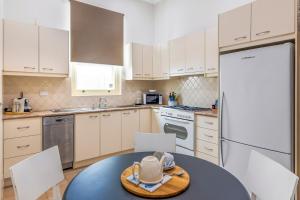 una cucina con tavolo e cappello di Kerrigan's on Seaview- one minute walk to beach - not beachfront views a Henley Beach South