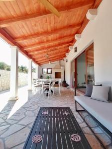 a living room with a table and a couch at Villa Bora - Ferienhaus am Meer in Slatine