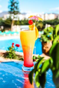 Bazén v ubytování Hotel Victoria Playa nebo v jeho okolí