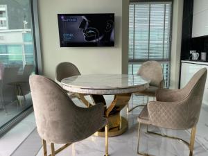 Televízia a/alebo spoločenská miestnosť v ubytovaní Apartament Faltom 26 Yacht Park z tarasem