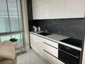 Kuchyňa alebo kuchynka v ubytovaní Apartament Faltom 26 Yacht Park z tarasem