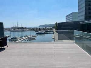 vistas a un puerto deportivo con barcos en el agua en Apartament Faltom LUX z tarasem Yacht Park, en Gdynia