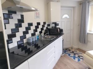 Kuchyň nebo kuchyňský kout v ubytování Modern 1 bed apartment 10 mins to Leeds City Cent