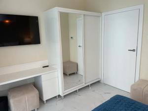 Televízia a/alebo spoločenská miestnosť v ubytovaní Apartament Faltom 26 Yacht Park z tarasem