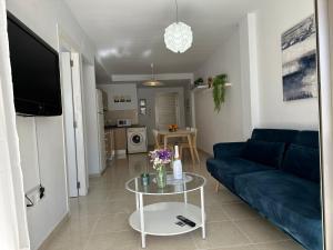 蒙科法爾的住宿－El Descanso en Moncofar，客厅配有蓝色的沙发和桌子