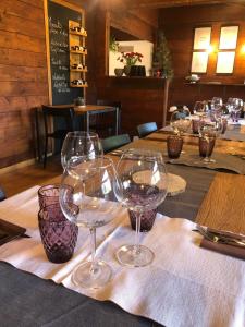 un groupe de verres à vin assis sur une table dans l'établissement Blue Village, à Savillan