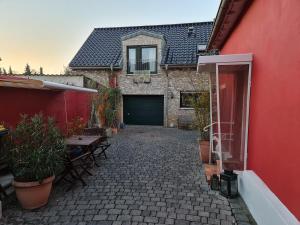 a courtyard with a garage and a red building at Schönste Lage am Rhein, behagliches Haus mit Kamin. in Cologne