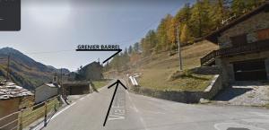vista su una strada vuota con un cartello su una montagna di grenier barrel a Valgrisenche