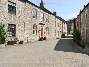 an empty cobblestone street in an old stone building at Gilmore House in Alston